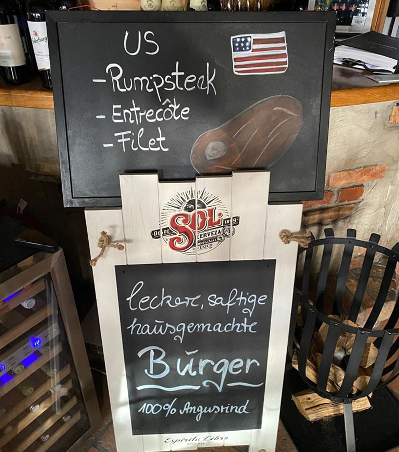 Kreidetafel im Restaurant: hausgemachte Burger aus 100 % Angusrind